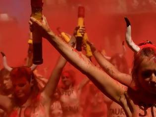 Φωτογραφία για Γυμνοί Ισπανοί, πνιγμένοι… στο αίμα διαδηλώνουν κατά των ταυροδρομιών