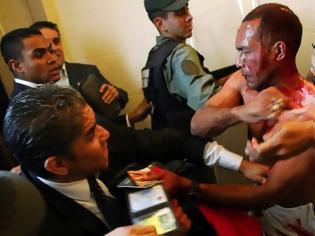 Φωτογραφία για Bενεζουέλα: Αιματηρή εισβολή οπαδών του Μαδούρο στο κοινοβούλιο