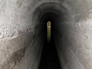 Φωτογραφία για Εξωπραγματικό: Αυτό είναι το τούνελ της Ρόδου που σε ταξιδεύει σε μια άλλη διάσταση - Οι επισκέπτες μπαίνουν στη σήραγγα, ακολουθούν την πορεία του νερού και καταλήγουν σε...