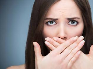 Φωτογραφία για Τι σοβαρό μπορεί να κρύβει η κακοσμία του στόματος; Τι μπορείτε να κάνετε για να την αντιμετωπίσετε;