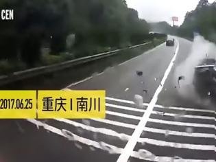 Φωτογραφία για Επιβάτης αυτοκινήτου εκτοξεύεται μετά από σφοδρή σύγκρουση και σώζεται. Δείτε το σοκαριστικό βίντεο με το ατύχημα σε δρόμο της Κίνας