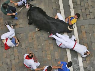 Φωτογραφία για Μάτωσε πάλι η Παμπλόνα.2.000 δρομείς εναντίον αφηνιασμένων ταύρων.(βίντεο)