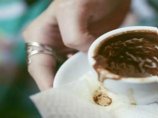 Φωτογραφία για Οι ειδικοί μας λένε πώς διαβάζουν το φλυτζάνι του καφέ! Τα σύμβολα και πως να τα ερμηνεύουμε