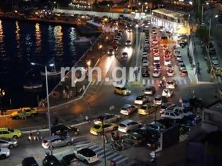 Φωτογραφία για Πάλι τα ίδια με το λιμάνι της Ραφήνας την Κυριακή το βράδυ - Δείτε Πόση ώρα χρειάστηκε ένα αυτοκίνητο για να διανύσει απόσταση 250μ  [video]
