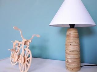 Φωτογραφία για Diy desk lamp: Δείτε πως μπορείτε να φτιάξετε εύκολα από κόντρα πλακέ ενα επιτραπέζιο φωτιστικό... [video]