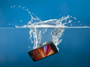 Φωτογραφία για Έπεσε το κινητό σου σε νερό; Ορίστε τι ακριβώς πρέπει να κάνεις για να το σώσεις;