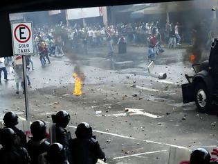Φωτογραφία για Ενας 16χρονος νεκρός και δεκάδες τραυματίες στην τελευταία διαδήλωση στην Βενεζουέλα
