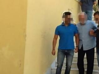 Φωτογραφία για Αίματα παντού - Εικόνες σοκ από σπίτι πατέρα που σκότωσε 58χρονο γιο του στα Χανιά [video]