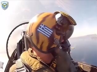 Φωτογραφία για Όταν οι αετοί μας πετάνε πάνω από την Ακρόπολη - Ένα συγκλονιστικό βίντεο...