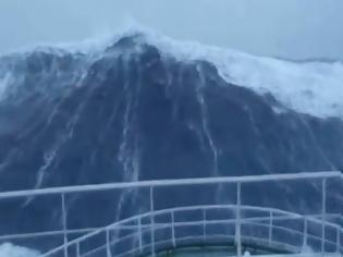Φωτογραφία για Στην Βόρεια θάλασσα απλά προσεύχεσαι.30μετρο κύμα έτοιμο να καταπιεί πλοίο(βίντεο)