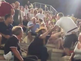Φωτογραφία για Βίντεο: Ανδρας χαστουκίζει τη γυναίκα του στη συναυλία στο Παναθηναϊκό Στάδιο -Τον πλάκωσαν στο ξύλο άλλοι θεατές