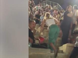 Φωτογραφία για Ελληνάρας χτυπά την γυναίκα του στην συναυλία Όλοι μαζί μπορούμε και θεατές τον πλακώνουν.(Video)