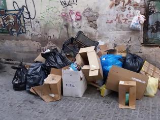 Φωτογραφία για Ακόμα μια απίστευτη πατέντα του Δήμου Λέσβου: Τα σκουπίδια στον δρόμο αντί για τους κάδους- Δείτε σε ποια περιοχή