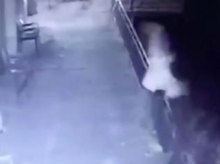 Φωτογραφία για Βίντεο σοκ: Πετάει την γυναίκα του από το μπαλκόνι - ΠΡΟΣΟΧΗ σκληρες εικόνες...