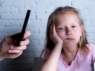 Φωτογραφία για Γιατί πρέπει να περιορίσετε τη χρήση του κινητού μπροστά στα παιδιά