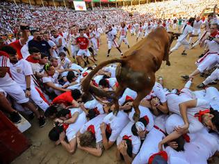 Φωτογραφία για Pamplona bull run-Κραυγές και αίμα στην ταυροδρομία του τρόμου