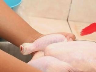 Φωτογραφία για Οι αρχές Υγείας προειδοποιούν: Δείτε τι μπορείτε να πάθετε εάν πλένετε το ωμό κοτόπουλο πριν το βράσετε [video]