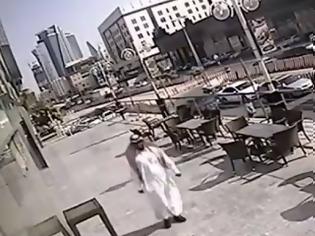 Φωτογραφία για Περπατούσε αμέριμνος όταν του έπεσε ένα παράθυρο στο κεφάλι – Δείτε το video…