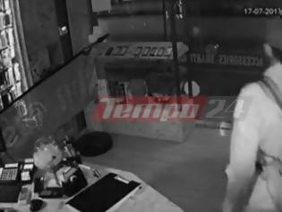 Φωτογραφία για Πάτρα: Καρέ καρέ η έφοδος διαρρήκτη σε κατάστημα του κέντρου [video]