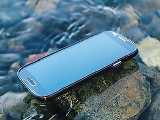 Φωτογραφία για Έπεσε το κινητό σου στη θάλασσα; - Αυτό είναι το κόλπο για να το σώσεις!