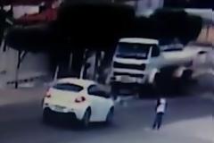 Απίστευτο βίντεο: Αμάξι χτυπάει παιδάκι κι εκείνο σηκώνεται χωρίς γρατζουνιά!