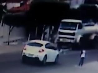 Φωτογραφία για Απίστευτο βίντεο: Αμάξι χτυπάει παιδάκι κι εκείνο σηκώνεται χωρίς γρατζουνιά!