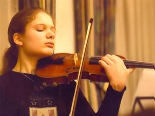 Φωτογραφία για Η 28χρονη Ολλανδή βιολίστρια που παίζει Τσιτσάνη