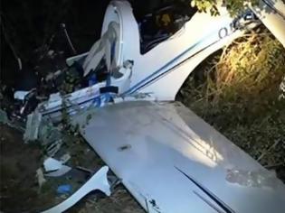 Φωτογραφία για Οι πρώτες εικόνες από την πτώση του αεροσκάφους με δύο νεκρούς στη Λάρισα – BINTEO
