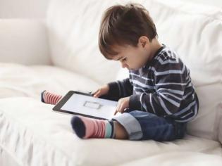 Φωτογραφία για Ανησυχητικά στοιχεία: Τα παιδιά έως 2 ετών που παίζουν με κινητά και tablet αρχίζουν να μιλάνε με καθυστέρηση!