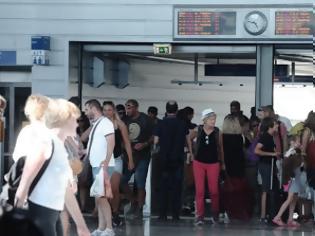 Φωτογραφία για Χάος στο σταθμό μετρό του Ελ. Βενιζέλος: Τουρίστες σε ουρές για να βγάλουν εισιτήριο