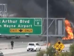 Φωτογραφία για Σοκάρει το βίντεο:Αεροπλάνο έπεσε σε αυτοκινητόδρομο γεμάτο με οχήματα