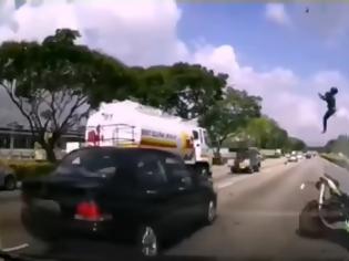 Φωτογραφία για Τρομακτικό ατύχημα σε αυτοκινητόδρομο της Σιγκαπούρης (vid)