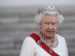 Φωτογραφία για Βρετανία: Τα… τσούζει η βασίλισσα Ελισάβετ – Πόσα κοκτέιλ πίνει