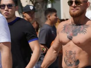 Φωτογραφία για Τί γίνεται όταν σωσίας του Conor McGregor πηγαίνει στην παραλία και προκαλεί τους «μπρατσαράδες»; (βίντεο)