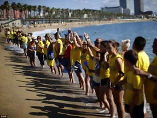 Φωτογραφία για Βαρκελώνη: Εμπόδισαν τουρίστες να μπουν στη θάλασσα σε ένδειξη διαμαρτυρίας (φωτο)