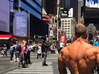 Φωτογραφία για Μοναδικό βίντεο: Τί συμβαίνει όταν bodybuilders αποφασίζουν να πάνε βόλτα στην πόλη χωρίς ... μπλούζα;