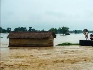 Φωτογραφία για Τουλάχιστον 700 νεκροί από πλημμύρες στη Νότια Ασία