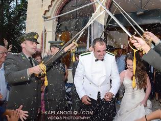Φωτογραφία για Μοναδικός στρατιωτικός γάμος στην Κοζάνη με σπαθιά και… απίθανα καψόνια στον γαμπρό! Δείτε το βίντεο