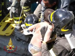 Φωτογραφία για «Θαύμα» στην Ισκια της Ιταλίας: Έβγαλαν ζωντανά τρία παιδιά από τα ερείπια