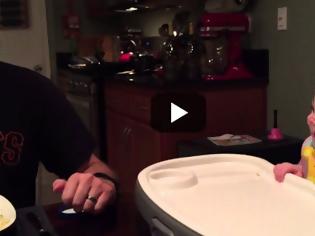 Φωτογραφία για Ο μπαμπάς τρώει σπαράγγια και η μικρή Brooklyn ξεκαρδίζεται! [video]