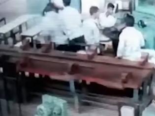Φωτογραφία για Τρομακτικό βίντεο από την Ινδία: Μαθητής βγάζει πιστόλι και πυροβολεί συμμαθητή του!
