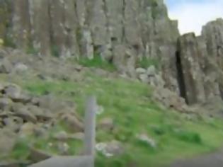 Φωτογραφία για ΠΥΛΗ ΑΝΟΙΓΕΙ και ΚΛΕΙΝΕΙ σε βράχια της ΙΡΛΑΝΔΙΑΣ-ΠΟΙΑ ΟΝΤΑ Κατοικούν ΕΚΕΙ; (Video)