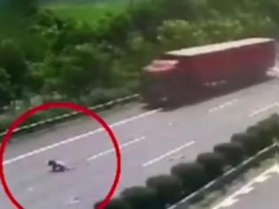 Φωτογραφία για Βίντεο σοκ: 13χρονη εκτοξεύεται από το πίσω τζάμι του αυτοκινήτου – Γλύτωσε από θαύμα
