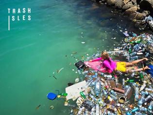 Φωτογραφία για Σέρφερ κολύμπησε στο «νησί των σκουπιδιών»... τις Μαλδίβες