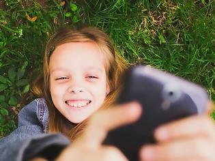 Φωτογραφία για Αφήστε τα παιδιά να βγάζουν selfies. Τους κάνουν καλό!