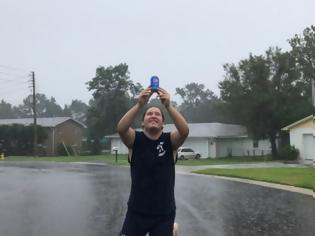 Φωτογραφία για Άντρας στη Φλόριντα προσφέρει μια... Pepsi στον τυφώνα Ίρμα και το Ίντερνετ «παίρνει φωτιά»