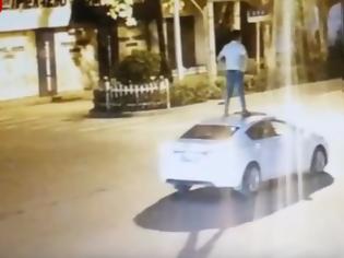 Φωτογραφία για Mεθυσμένος οδηγός «σερφάρει» με το αυτοκίνητό του [video]