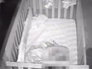 Φωτογραφία για Γονείς έπαθαν σοκ όταν είδαν τι είχε καταγράψει η κρυφή κάμερα στο δωμάτιο του μωρού τους [video]