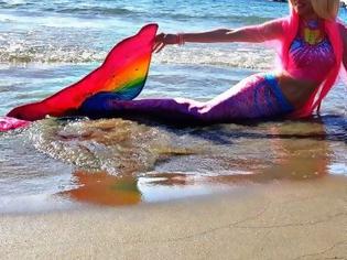 Φωτογραφία για Η Barbie - Γοργόνα ξεβράστηκε στη Σύρο - Δείτε τη στην παραλία του νησιού [photos+video]