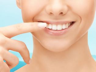 Φωτογραφία για Οδοντιατρικός Σύλλογος Αττικής: Λεύκανση δοντιών σε κομμωτήρια